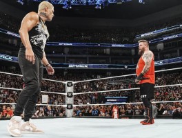 WWE SmackDown第1309期：比赛结果 科迪·罗兹冲上前去，救下凯文·欧 文斯免受血统的猛烈攻击