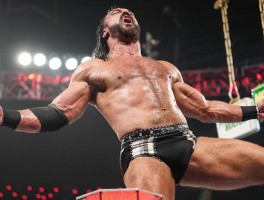 德鲁·麦金太尔在WWE RAW胜利后再次攻击CM朋克