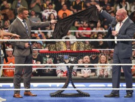 Triple H 在 SmackDown中展示全新WWE双打冠军腰带