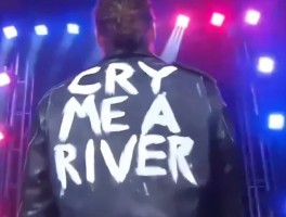 杰克·佩里在NJPW风城暴动中挑衅CM Punk，以芝加哥旗帜和“Cry Me A River”夹克登场